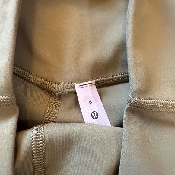 Lululemon Nulu and Mesh High-Rise Yoga Short 3.5"
Bronze Green 6 - Picture 6 of 9